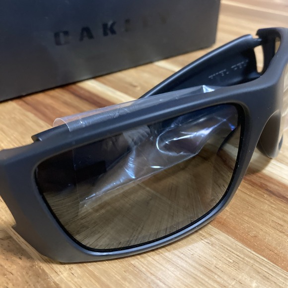 NEW Oakley Fuel Cell Sunglasses Matte Black Frame Grey Polarized Lens 9096-05 - Picture 10 of 12